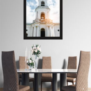 "Elegância Clássica: A Beleza de uma Antiga Torre de Igreja"